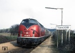 220 018-6 verlässt mit Wendezug E 3173 den Haltepunkt Timmdorf an der Strecke Malente - Plön. (15.04.1984) <i>Foto: Wolfgang Bügel</i>