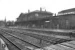 Das alte Empfangsgebäude des Bahnhofs Solingen-Ohligs (heute Solingen Hbf). Im Zuge der Modernisierungsoffensive der BD Wuppertal musste dieses, wie auch die alten Bahnhofsgebäude von Opladen und Leverkusen-Schlebusch einem modernen Zweckbau weichen. (03.1957) <i>Foto: BD Wuppertal</i>