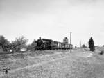 Pünktlich um 11.33 Uhr durchfährt 38 2111 vor E 4646 die Ortschaft Gaugshausen an der Strecke Crailsheim - Schwäbisch Hall. (11.08.1966) <i>Foto: Heinz Hangarter</i>