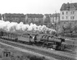 50 288 unterwegs mit einem Güterzug nach Dillenburg in Frankfurt. (16.04.1960) <i>Foto: Joachim Claus</i>