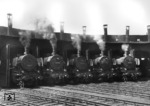 Lokparade der pr. P 8 zum 1. Mai im Bw Hamburg-Altona mit 38 1670, 38 2858, 38 1572, 38 3887 und 38 1882 (v. l. n. r.). (01.05.1955) <i>Foto: Walter Hollnagel</i>