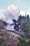 052 501 mit einem Sonderzug bei Altenau im Harz. Als zweite Lok dampft die BLME "Hafenbahnlok" im Zug mit.  (03.02.1976) <i>Foto: Uwe Knoblauch</i>