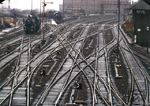 Weichenstraßen im Stellwerksbezirk "Hs" des Hamburger Hauptbahnhofs. (04.03.1959) <i>Foto: Walter Hollnagel</i>