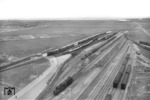 Der unerschrockenen Vorgehensweise des Hamburger BD-Fotografen, möglichst immer einen erhöhten Standpunkt einzunehmen, ist es zu verdanken, dass er von der Plattform eines Seefunkmastes diese Übersichtsaufnahme vom Bahnhof Großenbrode Kai anfertigen konnte. (12.06.1959) <i>Foto: Walter Hollnagel</i>
