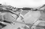 Eine Lübecker 41er zieht Wagen des F 212 "Italien-Skandinavien-Express" aus dem Fährschiff "Deutschland", während die Reisenden den Fußweg vom Fährschiff zum Bahnsteig nehmen. (12.06.1959) <i>Foto: Walter Hollnagel</i>