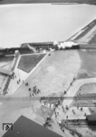 Blick vom Seefunkmast im Fährbahnhof Großenbrode Kai auf eine Lübecker 41er, die soeben Wagen des F 212 "Italien-Skandinavien-Express" aus dem Fährschiff holt. (12.06.1959) <i>Foto: Walter Hollnagel</i>