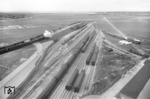 Nachdem die Fährverbindungen über Sassnitz und Warnemünde seit der Teilung Deutschlands für westdeutsche Bürger nicht mehr erreichbar waren, wurde von DB und Dänischer Staatsbahn (DSB) am 15. Juli 1951 der 67 km lange Fährverkehr zwischen Großenbrode Kai und Gedser aufgenommen. (12.06.1959) <i>Foto: Walter Hollnagel</i>