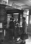 Zugangskontrolle im Grenzbahnhof Flensburg. (1955) <i>Foto: Walter Hollnagel</i>