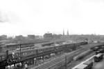 Blick vom Dach der Güterabfertigung des Hannoverschen Güterbahnhofs auf die nach Hamburg Hbf einfahrende 01 1105 vom Bw Bebra. (22.05.1959) <i>Foto: Walter Hollnagel</i>