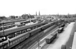 Ein Touropa-Sonderzug fährt mit einer 03 in den Bahnhof Hamburg Hbf ein. Oberhalb der Pfeilerbahn sind in der Bildmitte die Ruinen des alten Hannoverschen Bahnhofs zu erkennen, der wegen Baufälligkeit am 16.10.1955 gesprengt werden musste. (07.1959) <i>Foto: Walter Hollnagel</i>