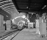 103 123 mit dem Eröffnungszug der "Limesbahn" in Frankfurt Hbf. Die Aufnahme gewährt auch einen schönen Blick auf den Hauptbahnhof vor dem großen Umbau mit dem Citytunnel (1971) und dem Abriss der Gepäckbahnsteige (1991). (22.12.1970) <i>Foto: Dieter Kempf</i>