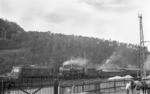 E 18 04 und eine unbekannte 03 mit einem durch Flakwagen geschützen Sonderzug im Bahnhof Probstzella. (1940) <i>Foto: Slg. Eisenbahnstiftung</i>