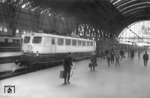 Die seit April 1962 zum Bw Heidelberg gehörende "provisorische Rheingoldlok" E 10 1242 vor einem Schnellzug in Frankfurt Hbf. (04.05.1962) <i>Foto: Walter Hollnagel</i>