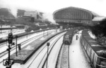 Blick von der Altmannbrücke auf die Südausfahrt des Hamburger Hauptbahnhofs mit zwei begegnenden S-Bahnzügen. Im Hintergund warten V 200 044 und 41 063 auf Ausfahrt. (02.1963) <i>Foto: Walter Hollnagel</i>