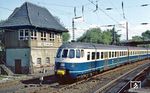 Der ET 30 wurde seit dem Fahrplan 1965/66 planmäßig auf der Ruhrtalbahn bis zum Ende des Winterfahrplan 1982 eingesetzt. Hier fährt 430 406 als N 5372 in Oberwengern ein. (28.08.1982) <i>Foto: Wolfgang Bügel</i>
