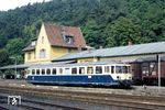 Da sich das nahe Ende der Baureihe 517 beim Bw Limburg anbahnte, wurde schon zum Winterfahrplan 1982/83 vermehrt die Baureihe 515 auf der Aartalbahn eingesetzt. 515 128 ist hier als N 5673 in Bad Schwalbach eingetroffen. (06.09.1982) <i>Foto: Joachim Bügel</i>
