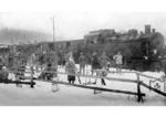 Lok 52 (spätere 99 6012) war eine von zwei bei Borsig (Berlin) 1924 gebaute Malletlokomotive für die Nordhausen-Wernigeroder Eisenbahn-Gesellschaft (NWE), hier vor einem Wintersportzug mit Gästen aus Leipzig im Bahnhof Elend. (1934) <i>Foto: RVM</i>