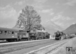 In Admont begegnen sich 152.288 mit 38.4104 (links) und 152.204 vor einem Güterzug. (26.08.1961) <i>Foto: Detlev Luckmann</i>