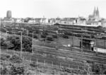 Blick vom Kölner Trümmerberg auf den Güterbahnhof Köln-Gereon, der 1859 als "Central-Güter-Bahnhof" im Zentrum Kölns eröffnet wurde und bis Oktober 1987 in Betrieb war. Heute befindet sich auf dem Gelände der "Mediapark". (06.1952) <i>Foto: Slg. Eisenbahnstiftung</i>
