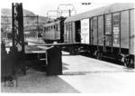 Stückgut-Schnellverkehrszug mit einer Leig-Einheit im Bahnhof Petersdorf/Riesengebirge. Güterwagen und Schuppen sind mit einer Überladebühne direkt verbunden. Zuglok ist eine E 50.3. (1936) <i>Foto: RVM</i>
