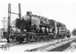 Im Jahre 1924 wurde die bei Krupp in Essen dampfturbinengetriebene Schneelzuglok T 18 1001 in Betrieb genommen. Die Lok besaß eine über dem vorderen Drehgestell quer eingebaute Dampfturbine der Bauart Krupp-Zoelly. Die Kraft wurde über ein Zahnradgetriebe und eine Blindwelle auf die Kuppelräder übertragen. Die Höchstgeschwindigkeit betrug 110 km/h. Die Aufnahme zeigt die beim Bw Hamm P stationierte Maschine im Bw Köln Bbf.  (24.01.1936) <i>Foto: DLA Darmstadt</i>