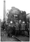 Stolz präsentieren sich die Eisenbahner vor der fabrikneuen Arnstädter 39 167. (1925) <i>Foto: RVM</i>