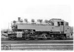 86 550 im grauen Werks-Fotografieranstrich und vereinfachter ÜK-Ausführung (ohne Zentralverriegelung in der Rauchkammer, mit Verdunkelungsblenden und fehlendem 2. Seitenfenster im Führerstand). Die Lok wurde vom Maschinenbau und Bahnbedarfs AG (Orenstein) unter der Fabriknummer 13727 gebaut und im Juni 1942 dem Bw Nossen zugeteilt. Bereits 4 Jahre später wurde sie aufgrund schwerer Kriegsschäden am 06.04.1946 ausgemustert. (1942) <i>Foto: RVM</i>