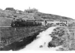 93 775 mit einem Personenzug aus Mayen vor der Kulisse der Kasselburg bei Pelm. (1936) <i>Foto: RVM (Felten)</i>
