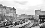 Gleich fünf pr. T 18 erwischte Kurt Eckert auf einem Bild in Hamburg Hbf. Die einzig überlieferte Nummer ist die von 78 524 (Bw Hamburg-Eidelstedt), die mit dem schönen Abteilwagenzug in Hamburg Hbf einfährt. (31.07.1956) <i>Foto: Kurt Eckert</i>