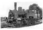 Die Lokalbahn Aktien-Gesellschaft (LAG) war eine in München ansässige private Gesellschaft, deren Geschäftszweck der Bau und Betrieb von Lokal- und Sekundärbahnen in Deutschland und Österreich war. Sie bestand von 1887 bis 1938. Bei Übernahme der LAG im Jahre 1938 durch die Deutsche Reichsbahn entstand eine neue Baureihe 98.76, zu der 6 Maschinen gehörten, die ehemaligen LAG-Nrn. 51-54, 57 und 58. Die Lok 98 7606 (ex LAG Nr. 58) gehörte bis 1943 zum Bw Forst, Lokbf. Teuplitz der Lausitzer Eisenbahn. Die im Jahre 1899 unter der Fabriknummer 3939 von der Locomotivfabrik Krauss & Comp., München gebaute C1' n2vt-Lok wurde am 01.01.1939 in 98 7606 umgezeichnet und am 14.08.1950 bei der DB ausgemustert. (1940) <i>Foto: Werner Hubert</i>