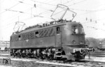 Die österreichischen Bundesbahnen (BBÖ) bestellten 1937 nahezu baugleiche Lokomotiven der Baureihe E 18. Sie erhielten für den steigungsreicheren Streckeneinsatz verstärkte Transformatoren und die Fahrmotoren der E 19 mit einer herabgesetzten Höchstgeschwindigkeit von 130 km/h. Die als BBÖ-Baureihe 1870 vorgesehenen Maschinen wurden aufgrund der politischen Entwicklung ab 1939 an die DRG ausgeliefert und erhielten die Bezeichnung E 18 201 bis 208. Das Foto zeigt E 18 201 im Bahnhof Salzburg. (1940) <i>Foto: RVM</i>
