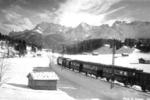 Fahrt ins Karwendelgebirge. Ein Wintersportsonderzug bei Klais. (1936) <i>Foto: RVM / Huber</i>