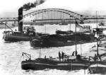 Die Kronprinzenbrücke zwischen Engers und Neuwied wurde am 15 August 1918 eingeweiht. Das Foto zeigt den Zustand der Eisenbahnbrücke in den 1930er Jahren. Am 9. März 1945 wurde der auf dem Bild sichtbare mittlere Stromüberbau durch deutsche Truppen gesprengt und fiel in den Rhein. Nach dem Krieg wurde der geschwungene Mittelüberbau durch eine Balkenbrücke ersetzt. (1937) <i>Foto: RVM</i>