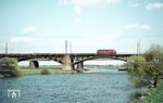 Zum Abschluss des erfolgreichen Fotonachmittags an der Ruhrbrücke bei Duisburg-Kaiserberg überquert die Vorserien 216 005 vor Ng 66742 mit leeren Rs-Wg die Brücke. (25.04.1975) <i>Foto: Wolfgang Bügel</i>