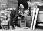 Entladen von Äpfeln an einem unbekannten Ort. (1936) <i>Foto: RVM</i>