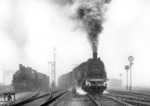 93 048 in Zeiten der Verdunkelung mit einem Kriegswarnanstrich versehen, verlässt den Rangierbahnhof Berlin-Pankow. Daneben rangiert 74 346. (1942) <i>Foto: RVM (Ittenbach)</i>