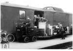 Umladung von Reisegepäck und Expressgut auf einem unbekannten Bahnhof. (1936) <i>Foto: RVM</i>