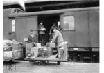 Gepäckumladung in Berlin Anhalter Bahnhof.  (1931) <i>Foto: RVM</i>