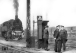 Schwätzchen unter Eisenbahnern vor 93 048 im Rangierbahnhof Berlin-Pankow. (1942) <i>Foto: RVM / Ittenbach</i>