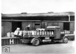 Ein Lastwagen der Meierei-Zentrale Milchlieferungs-Gesellschaft aus Neukölln bringt leere Milchkannen an die örtliche Laderampe. Die Rückführung der leeren Kannen in das Berliner Umland oblag der Eisenbahn, der Lkw erfüllt die Aufgabe als Bindeglied zwischen Molkerei und zentralem Sammelplatz für Milchkannen an einem der Berliner Bahnhöfe. (1942) <i>Foto: RVM (Ittenbach)</i>