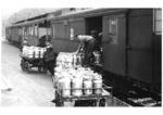 Milchkannenverladung auf einem unbekannten Bahnhof in der RBD Stuttgart. (1937) <i>Foto: RVM</i>