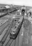 Als am 5. Juli 1963 das DB-Schiff "Theodor Heuss" (links) und das DSB-Fährschiff "King Frederik IX" in Puttgarden anlegten, erstrahlte die Fähranlage noch im neuen Glanz. Selbst V 200 120, die gerade einen Zug aus der dänischen Fähre zieht, absolvierte erst ihren 13. Einsatztag beim Bw Lübeck. (05.07.1963) <i>Foto: Walter Hollnagel</i>