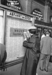 Fahrplanaushang im Frankfurter Hauptbahnhof zum Sommerfahrplan 1963. (27.05.1963) <i>Foto: Walter Hollnagel</i>
