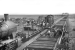 Den zunehmenden Achslasten musste 1935 der Oberbau der Hochdonner Hochbrücke an die gestiegenen Anforderungen angepasst werden. Im Bauzugdienst macht sich 57 1953 (Bw Itzehoe) nützlich. Die Signalbrücke im Hintergrund gehört zur Blockstelle Hochdonn. (1935) <i>Foto: Walter Hollnagel</i>