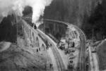 Ein Zug mit zwei Lokomotiven der BR 75 fahren über das Ravennavidaukt bergwärts. Rechts die alte Brücke. (1926) <i>Foto: RVM</i>