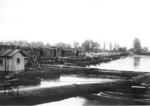 Ein Zug überquert die Schiffsbrücke von Maxau. Die geringe Tragfähigkeit der Brücke von 101 t erforderte den Einsatz spezieller, besonders leicht gebauter Lokomotiven.  (1930) <i>Foto: RVM</i>