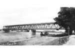 Die neue Maxauer Eisenbahn-Rheinbrücke. Sie besaß einen Mittelpfeiler, der das Bauwerk in zwei Brückenfelder von 175 m und 117 m Länge teilte. Die zwei Überbauten in Stahlfachwerkbauweise beherbergten die zweigleisige Eisenbahnstrecke Karlsruhe - Neustadt bzw. die Reichsstraße 10. Das Gesamtgewicht der Eisenbahnbrücke betrug 3987 t, das der Straßenbrücke 2864 t. (1937) <i>Foto: RVM</i>