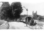 Parallel zur Maxauer Rheinbrücke existierte im Zuge der "Pfälzischen Ludwigsbahn" (Heidelberg–Schwetzingen–Speyer) eine weitere Schwimmbrücke über den Rhein. Von Speyer nach Lußhof ist im Sommer 1934 die bayr. D VI (98 7502) mit P 1042 vor der Kulisse des Doms unmittelbar vor der Brückenauffahrt unterwegs. (1934) <i>Foto: DLA Darmstadt</i>