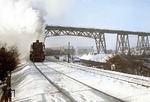50 1301 mit einem Nahgüterzug an der Rampenauffahrt zur Rendsburger Hochbrücke, die sie wenig später überqueren wird. (13.01.1959) <i>Foto: Walter Hollnagel</i>
