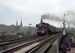Als die Lüneburger 38 1610 im Jahre 1959 mit ihrem Personenzug die Hamburger Pfeilbahn befährt, hatte sie ihre besten Jahre bereits hinter sich, 2 Jahre später am 29.05.1961 wurde sie ausgemustert. (06.06.1959) <i>Foto: Walter Hollnagel</i>